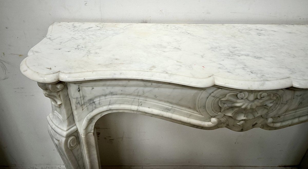 Cheminée de style Louis XV en marbre blanc veiné XX siècle-photo-8