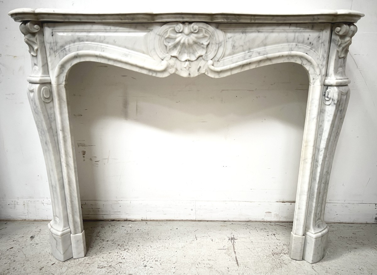 Cheminée de style Louis XV en marbre blanc veiné XX siècle