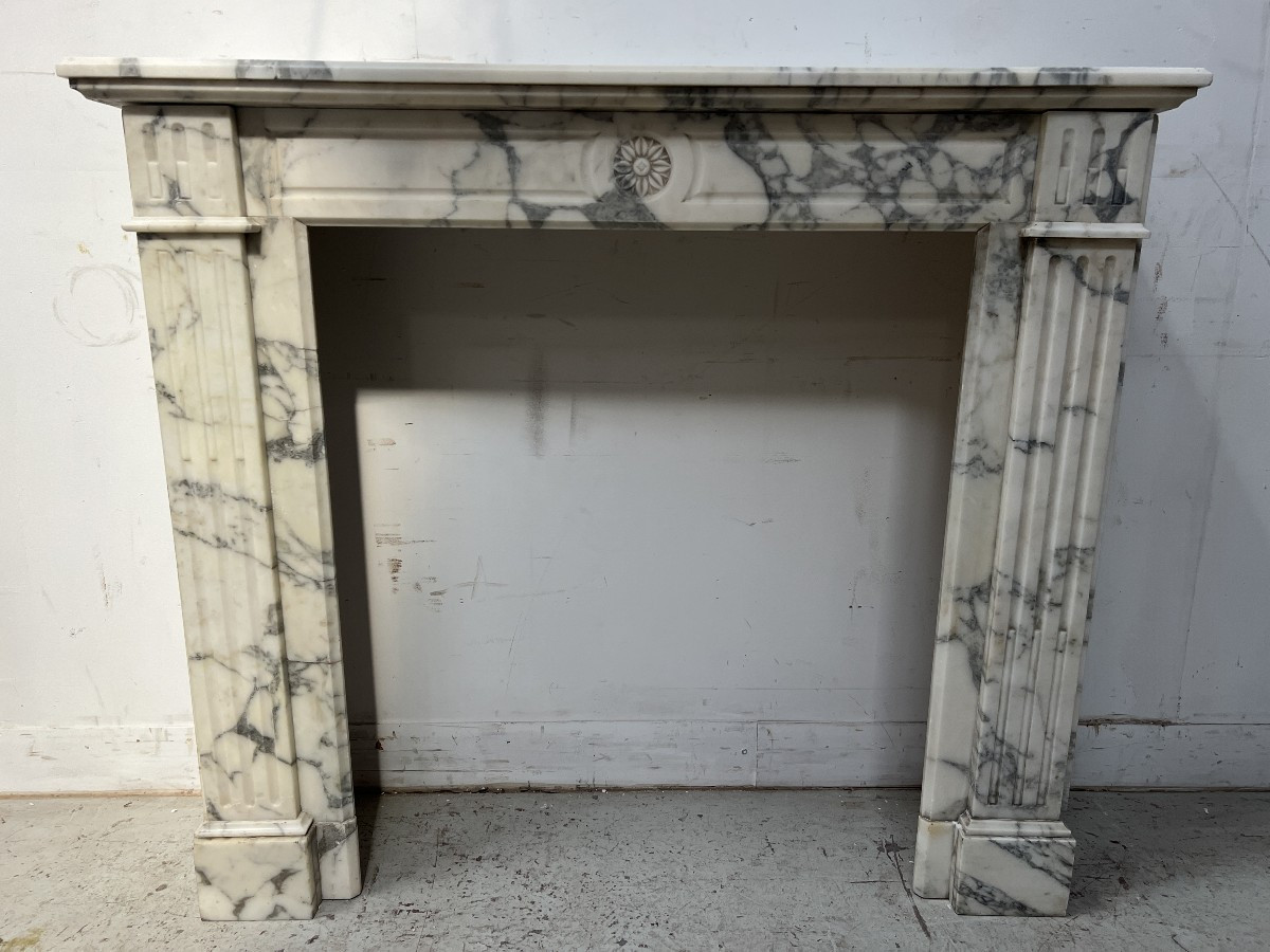 Cheminée De Style Louis XVI En Marbre Blanc Veiné De Carrare XIX Siècle