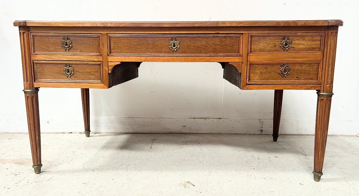 Bureau de style Louis XVI en bois de noyer Fin du XIX siècle