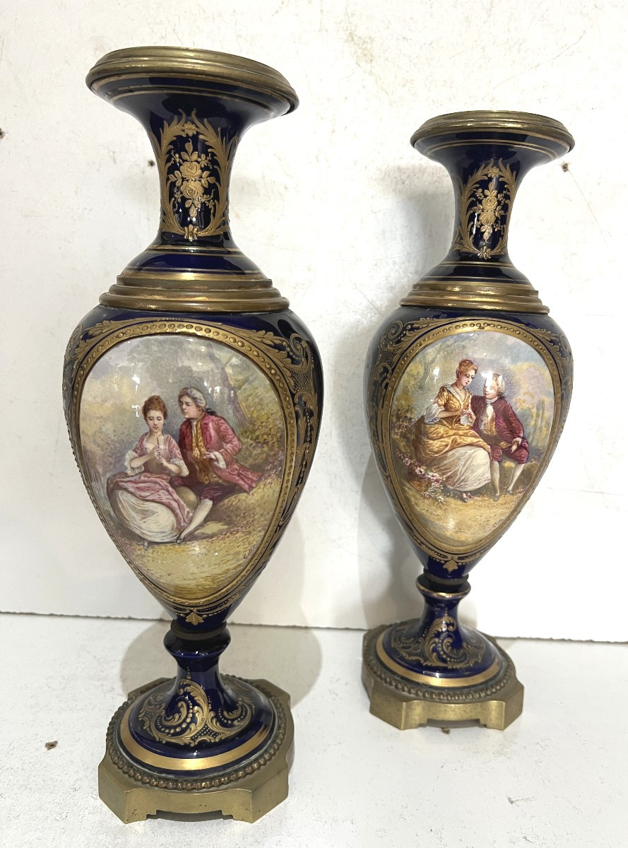 Paire de vases en faience fine de style Louis XVI du début du XX siècle 