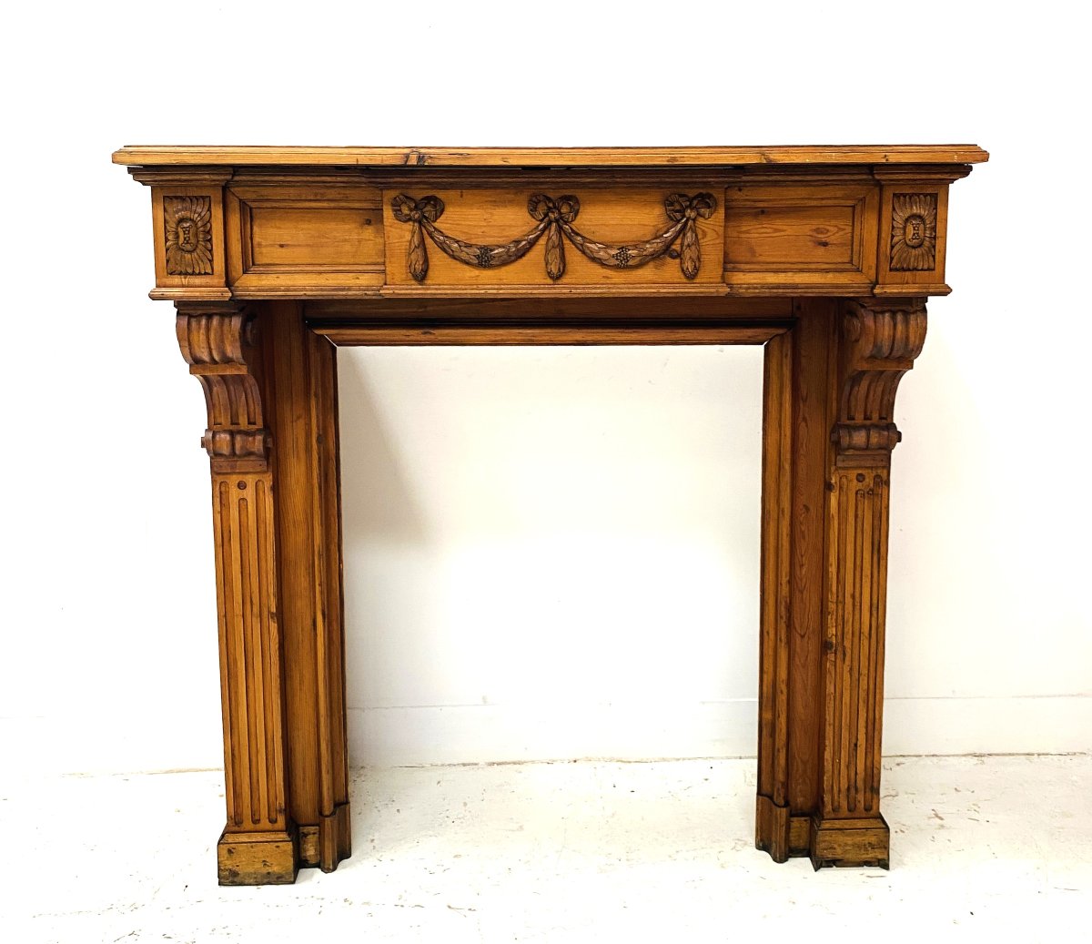 Cheminée de style Louis XVI en sapin massif XIX siècle