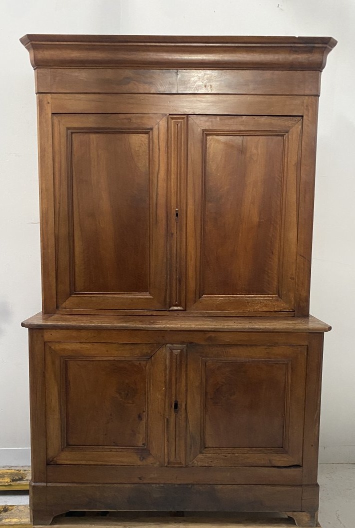 Buffet deux corps de style Louis Philippe en noyer massif XIX siècle