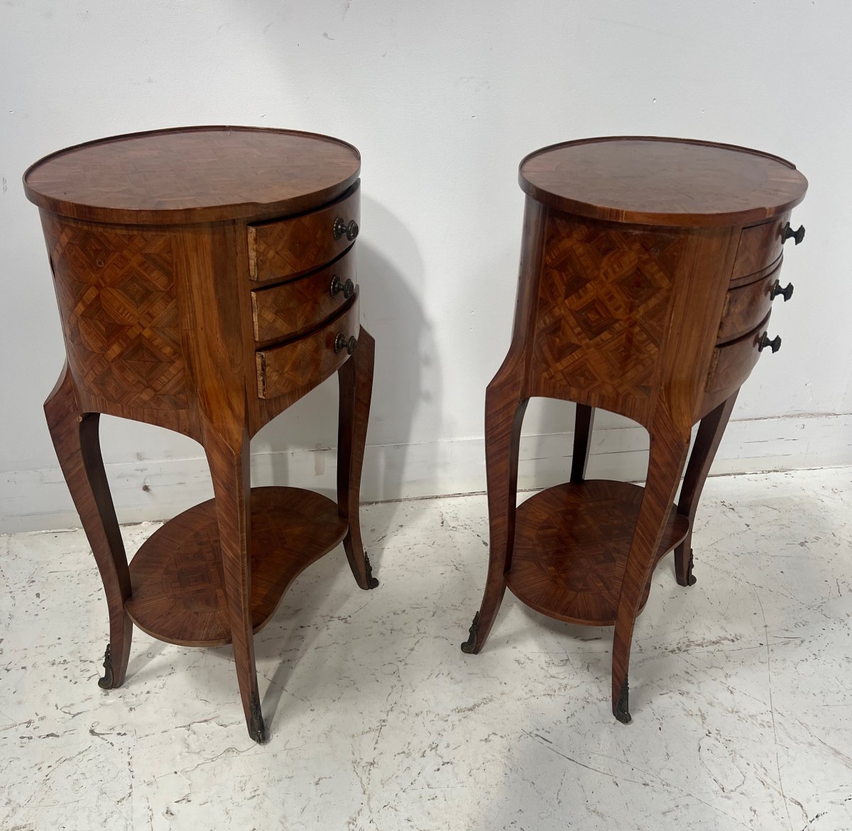 Paire de petites commodes rognons en bois de placage marqueté XX siècle-photo-3