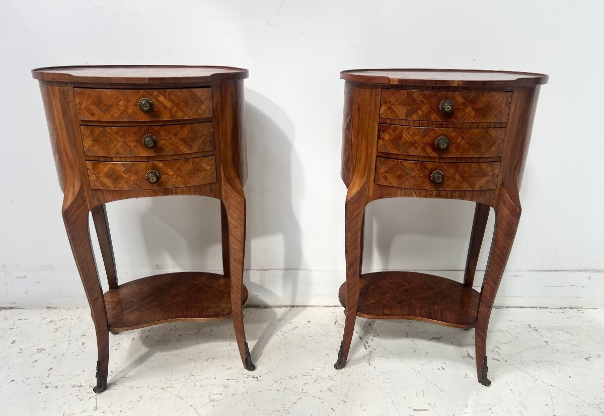 Paire de petites commodes rognons en bois de placage marqueté XX siècle