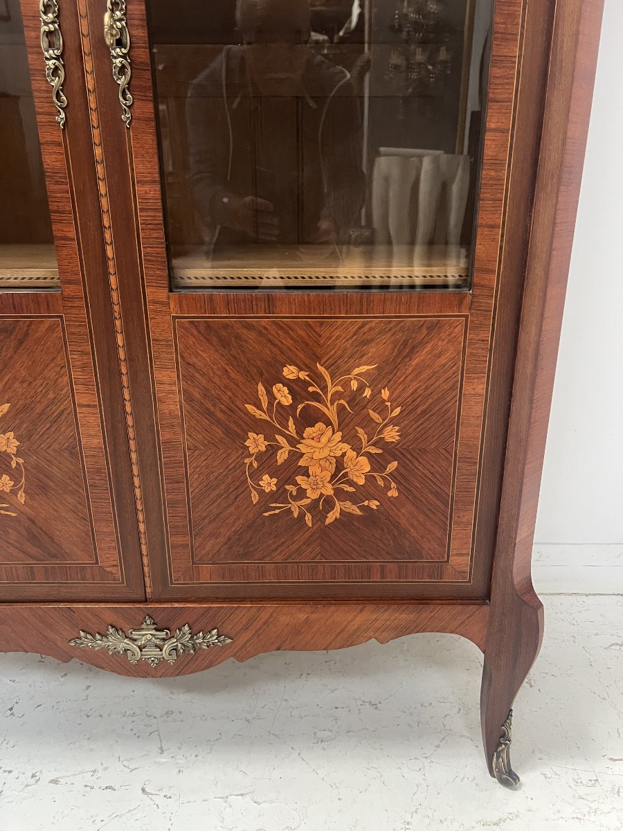 Vitrine de style Louis XV en bois de placage marqueté XX siècle-photo-4
