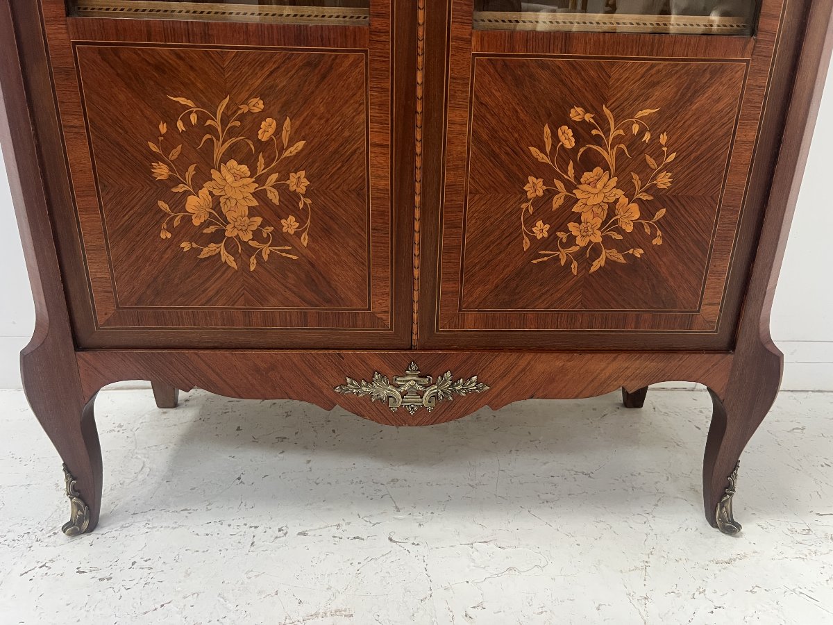 Vitrine de style Louis XV en bois de placage marqueté XX siècle-photo-3