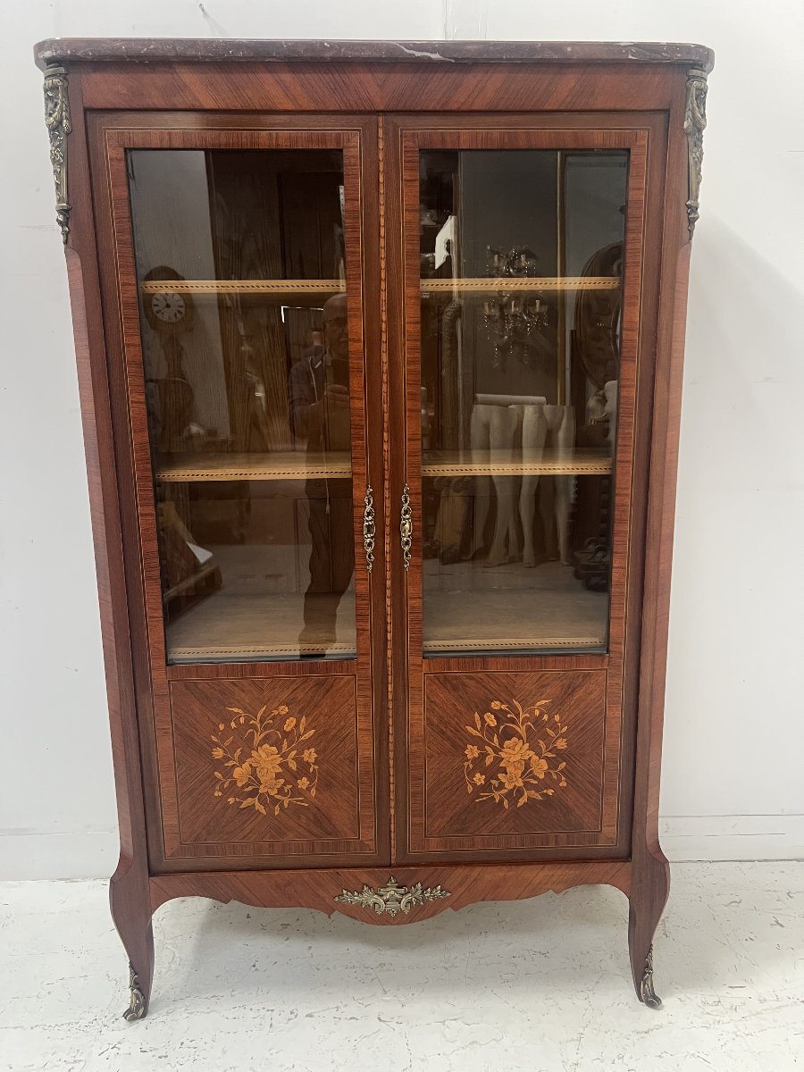 Vitrine de style Louis XV en bois de placage marqueté XX siècle