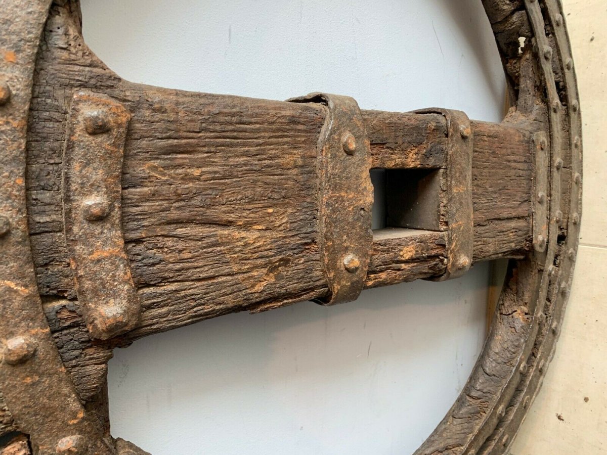 Deux Roues De Char En Fer Forgé Riveté Et Intérieur En Chêne XVI Siècle-photo-4