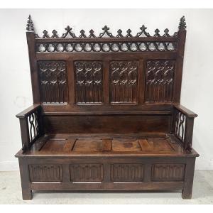 Banc coffre de style Gothique en chêne sculpté XIX siècle