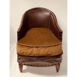 Fauteuil Club Art Déco en cuir clouté XX siècle