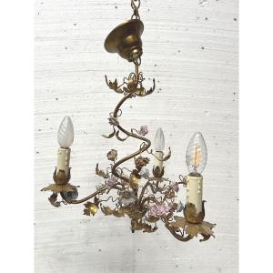 Lustre de style Louis XVI en métal doré et fleurs de porcelaine XX siècle