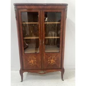 Vitrine de style Louis XV en bois de placage marqueté XX siècle