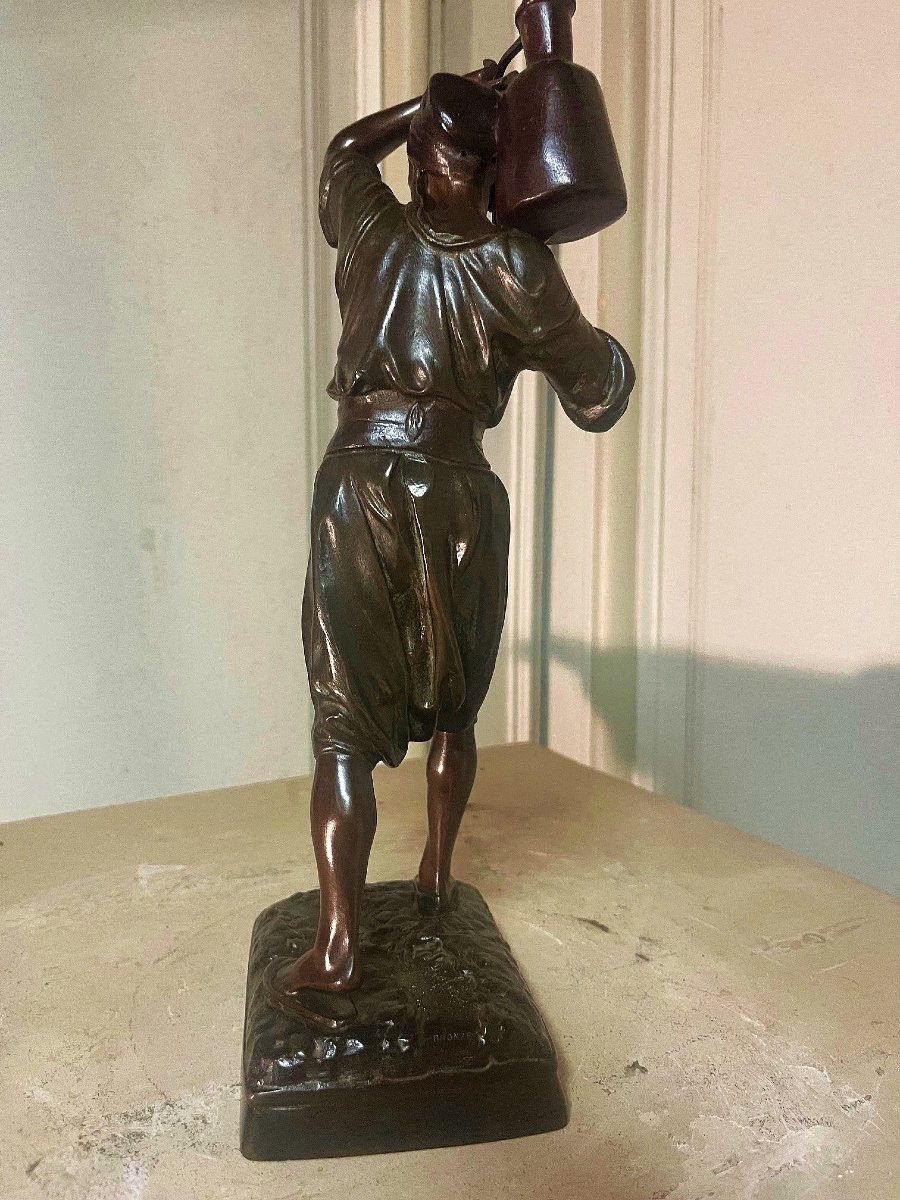 Bronze de Louis-Auguste Hiolin (1846-1910) "le porteur d'eau"-photo-3