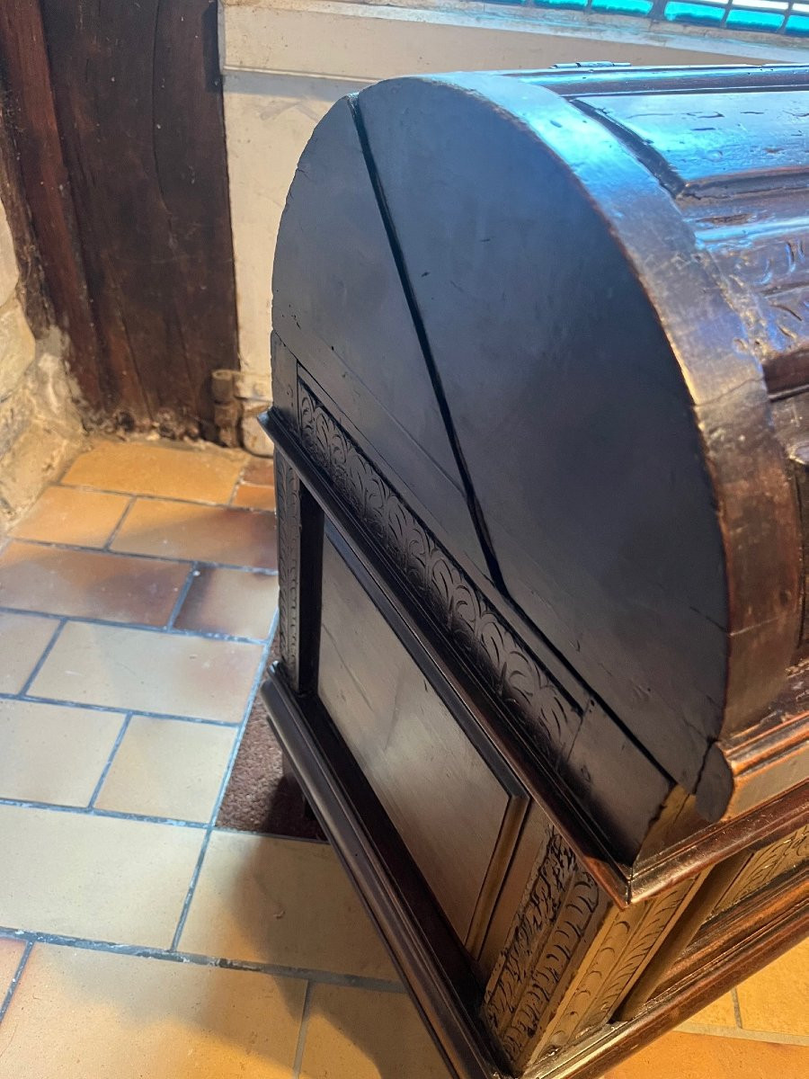 Petit coffre bombé en noyer de style Renaissance-photo-4