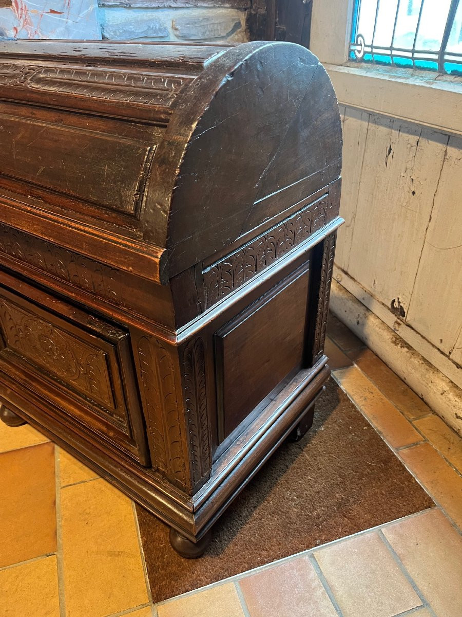 Petit coffre bombé en noyer de style Renaissance-photo-1