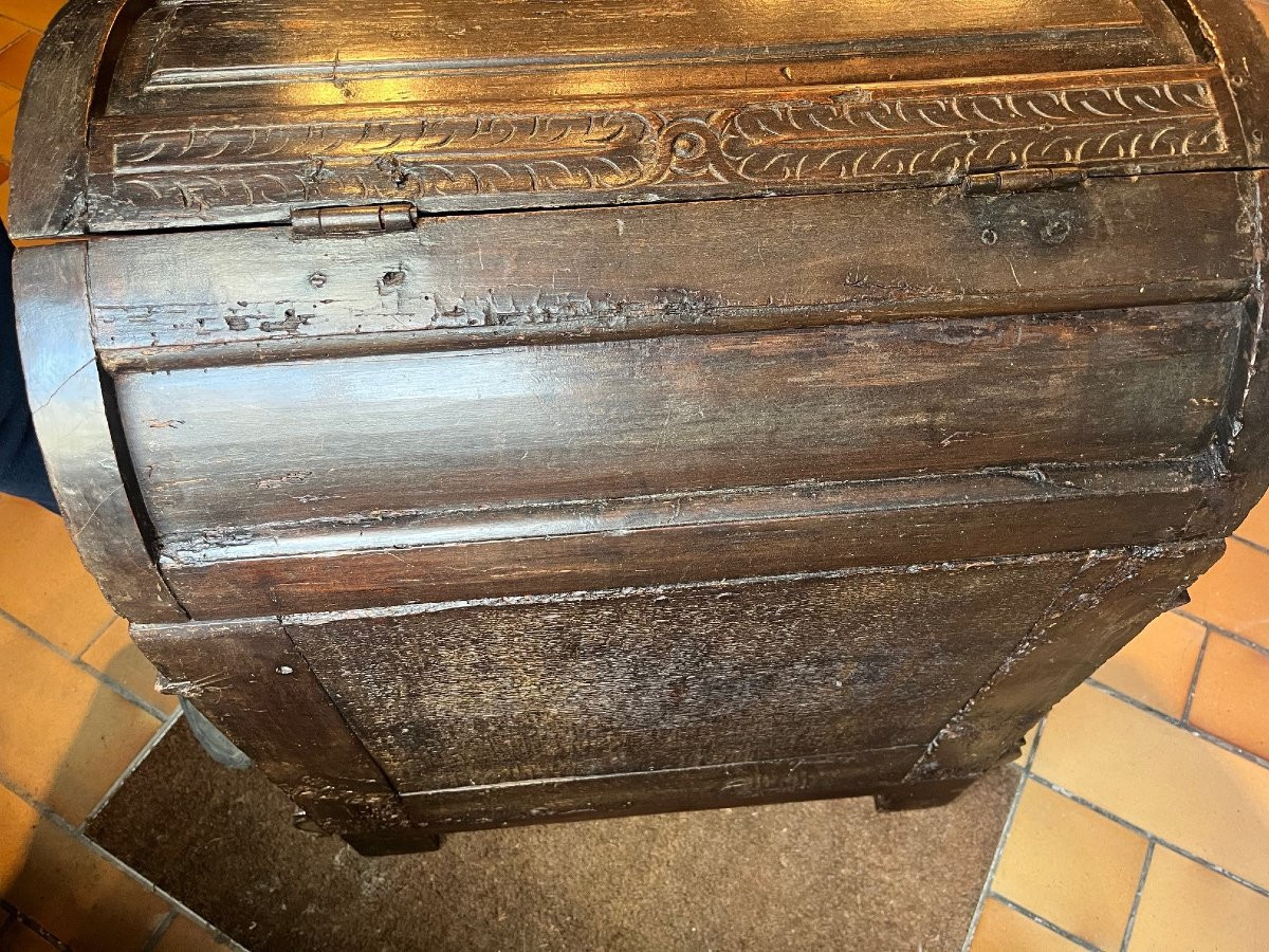 Petit coffre bombé en noyer de style Renaissance-photo-2