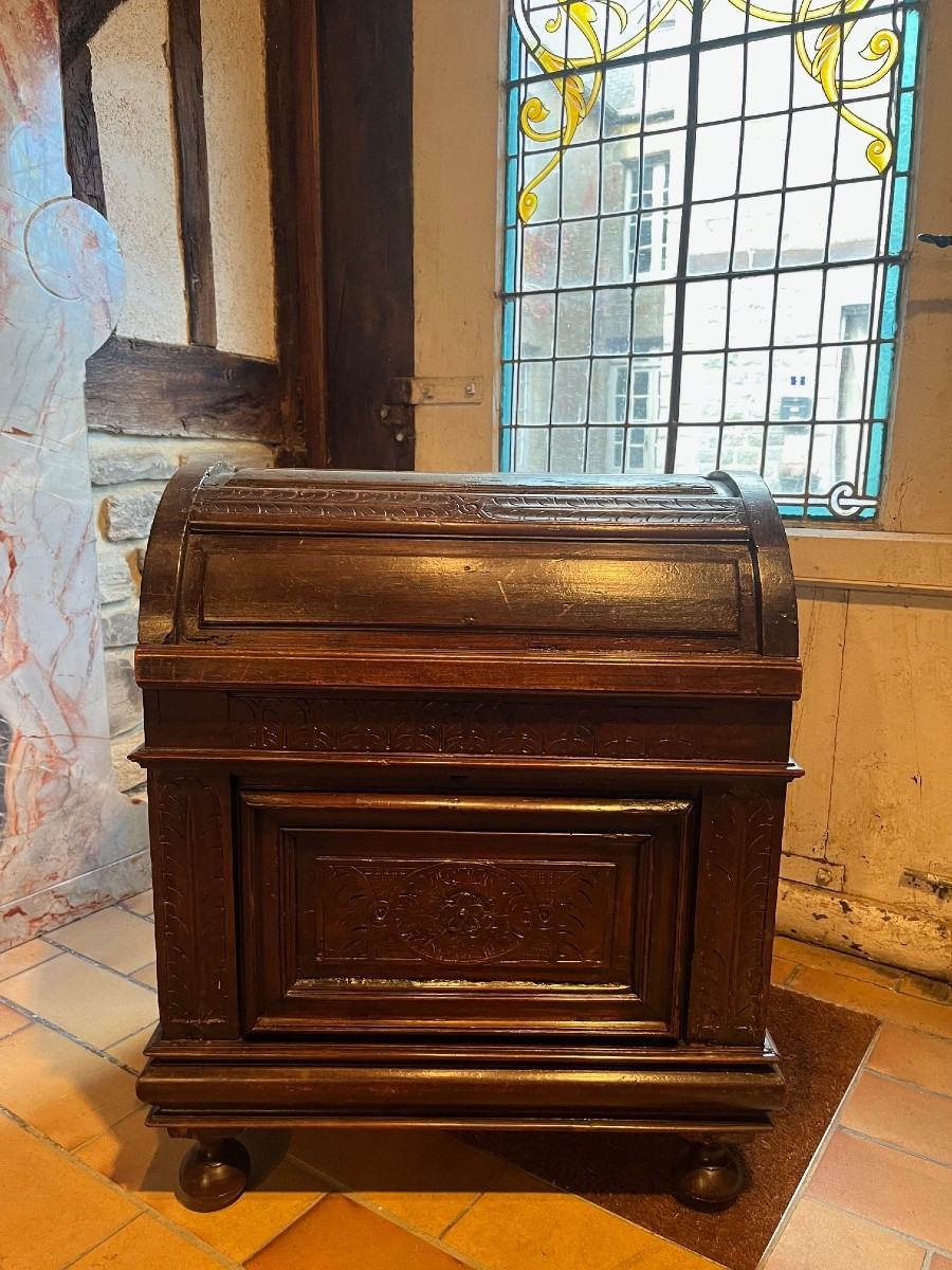Petit coffre bombé en noyer de style Renaissance