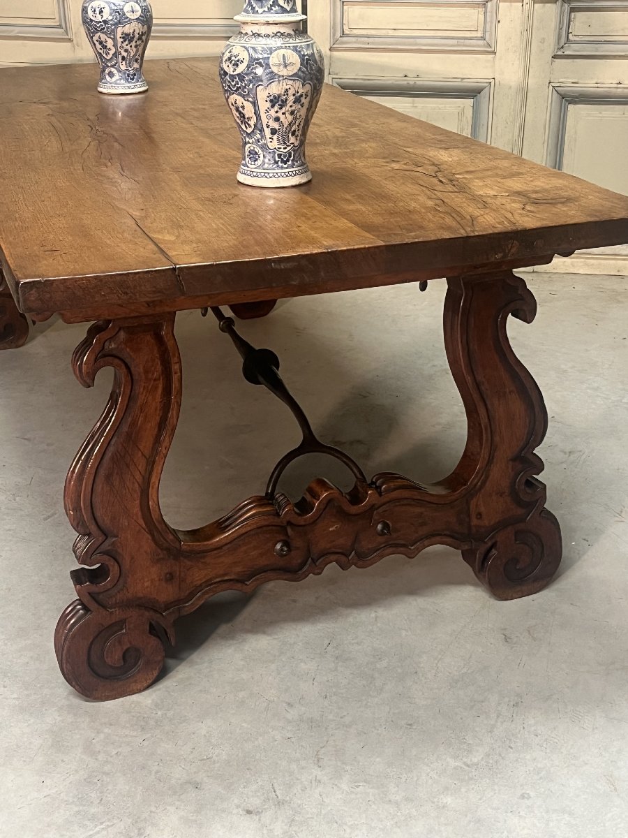 Table de style espagnole en noyer, époque XIXeme siècle.-photo-2