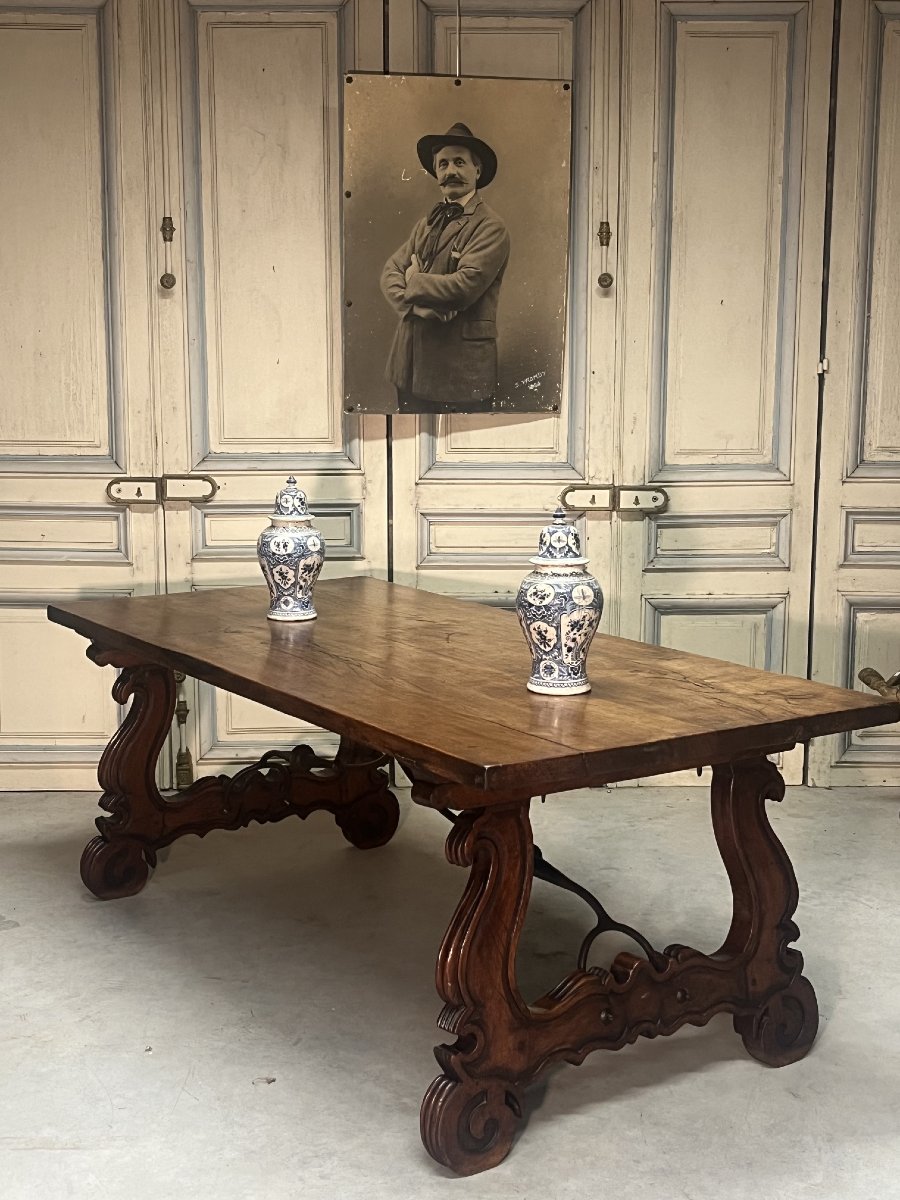 Table de style espagnole en noyer, époque XIXeme siècle.