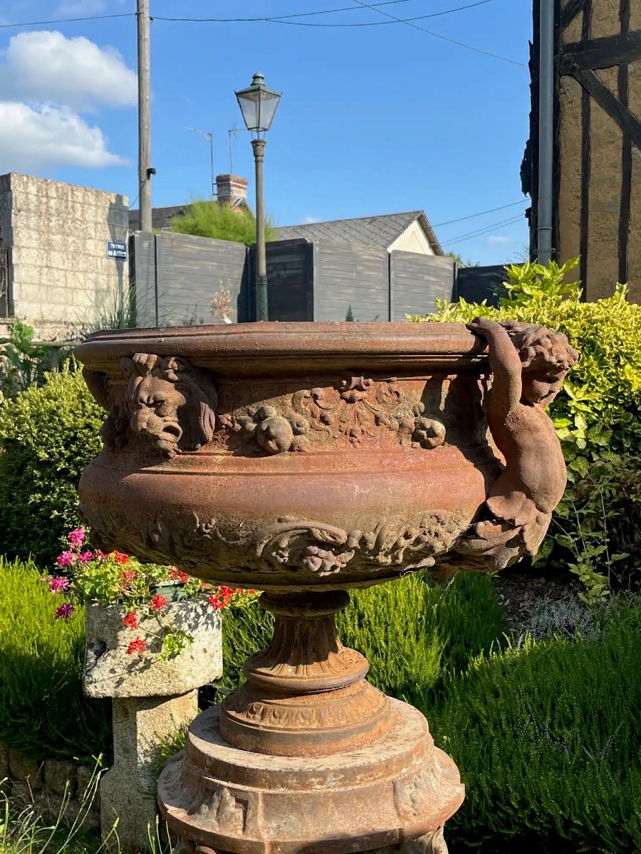 Pair Of Vases And Their Val d'Osne Cast-iron Bases-photo-3