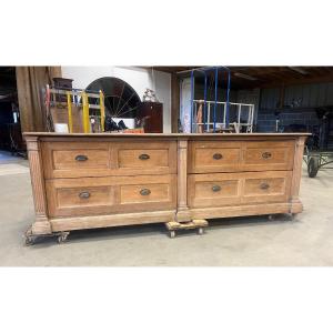 Grand comptoir de magasin en chêne