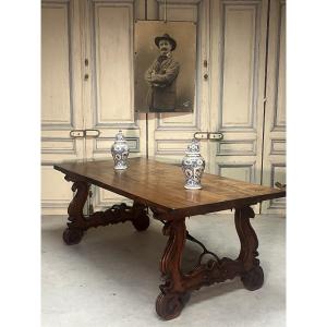Table de style espagnole en noyer, époque XIXeme siècle.