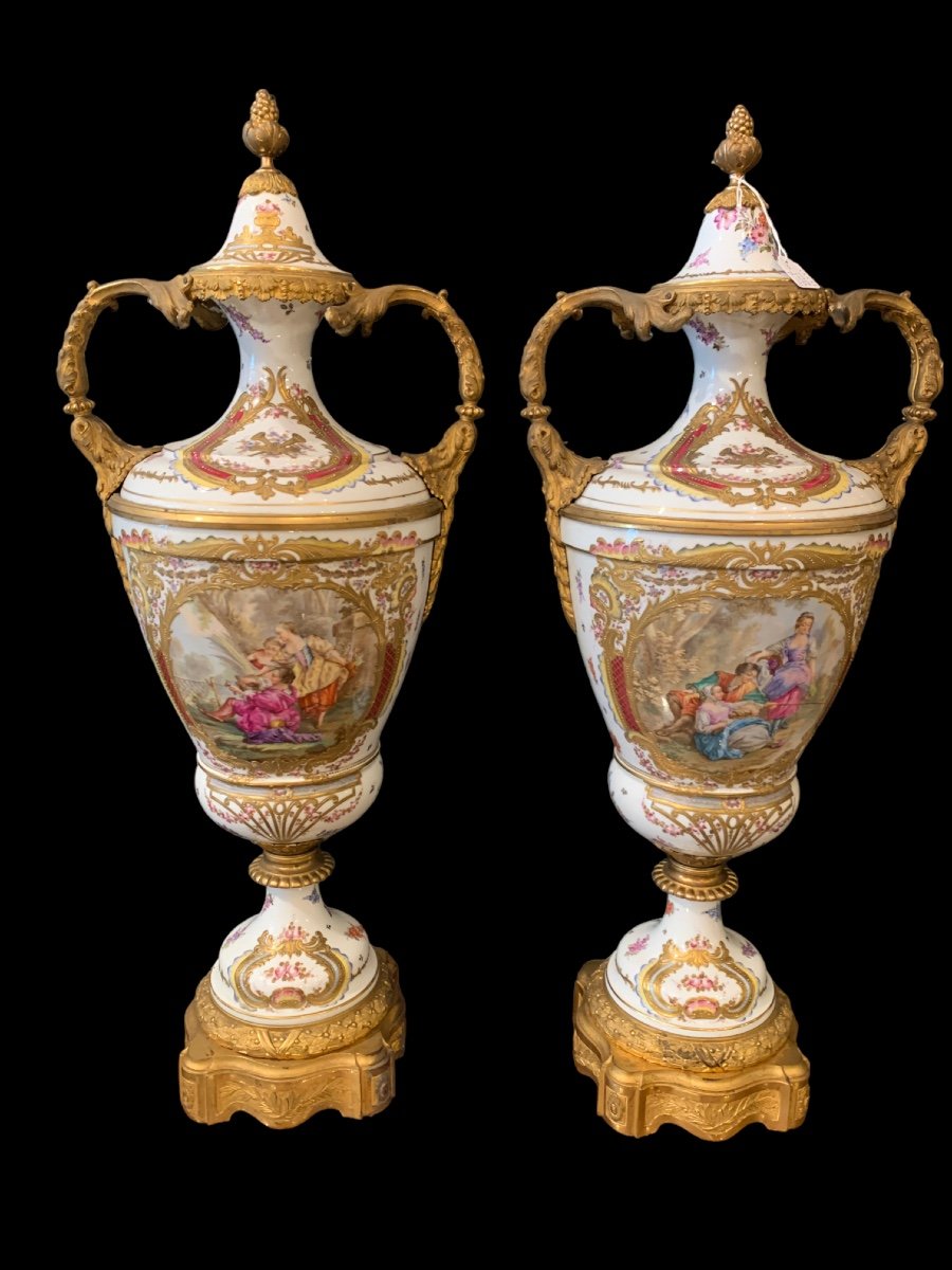 Très Importants Paire De Vases En Porcelaine De Sèvres Blanc,  Signé"