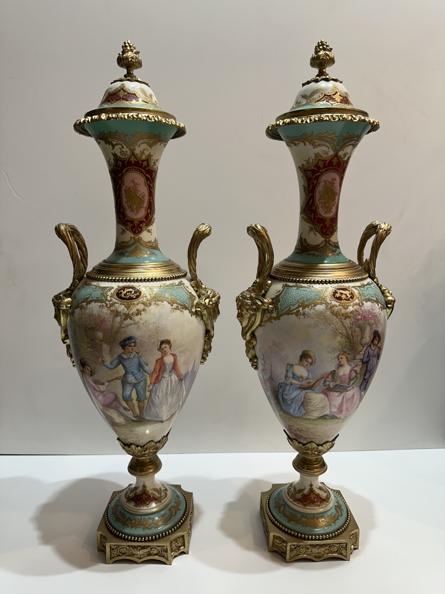 Paire de vases en porcelaine de Sèvres -photo-2