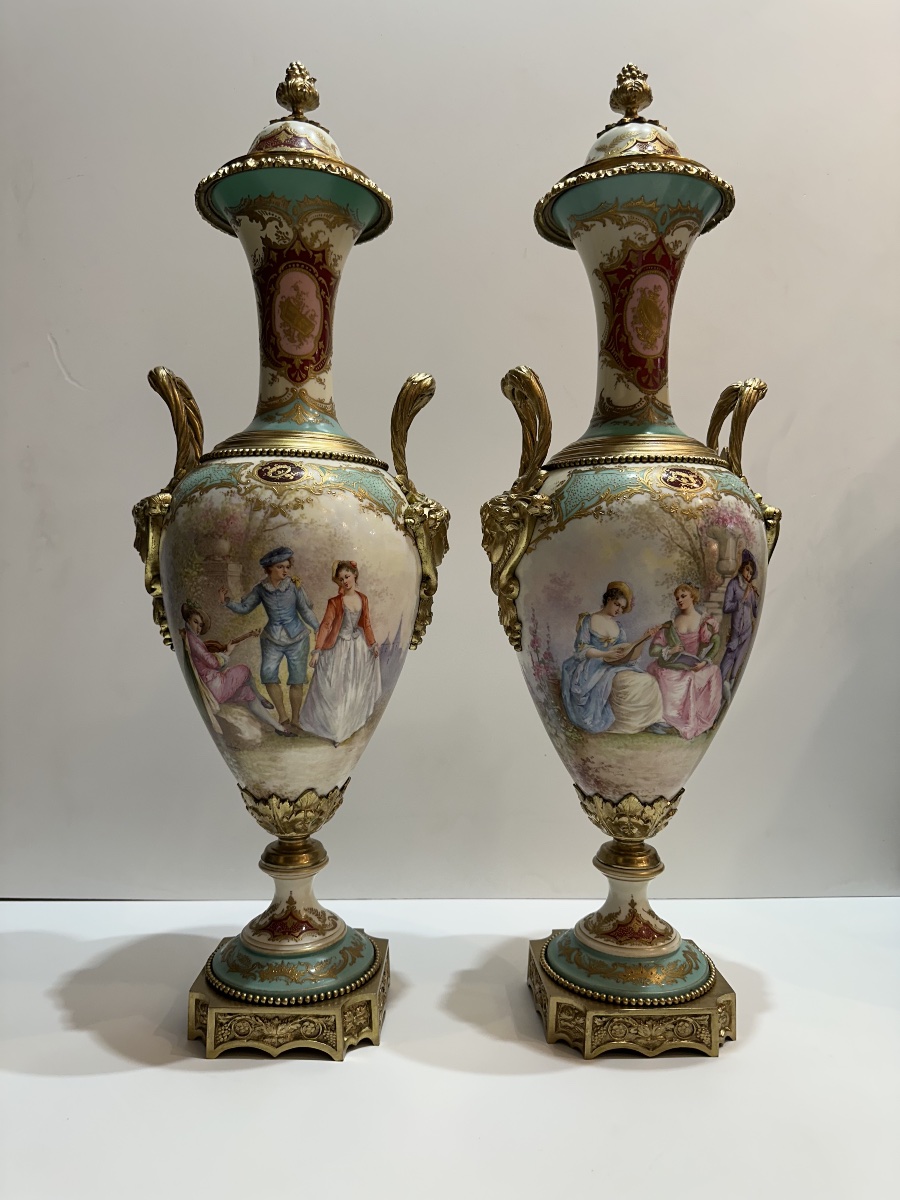 Paire de vases en porcelaine de Sèvres -photo-4