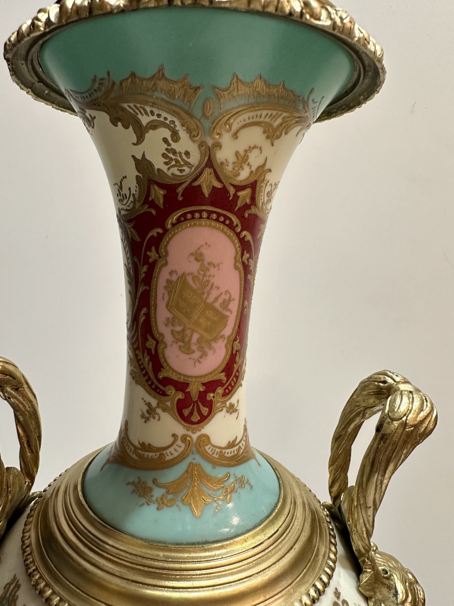 Paire de vases en porcelaine de Sèvres -photo-3