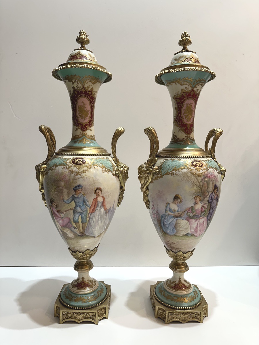 Paire de vases en porcelaine de Sèvres 