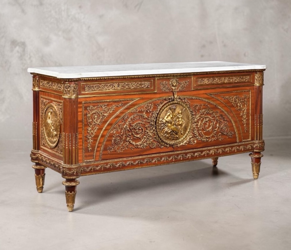  commode d'apparat en bois plaqué mouluré