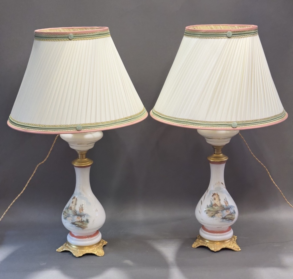 Paire de Lampes en Opaline blanche
