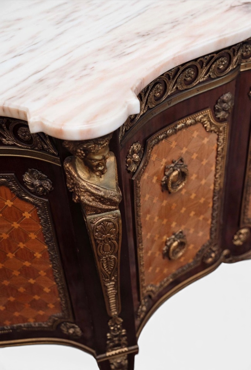 Chest Of Drawers With An Ornate Design-photo-3