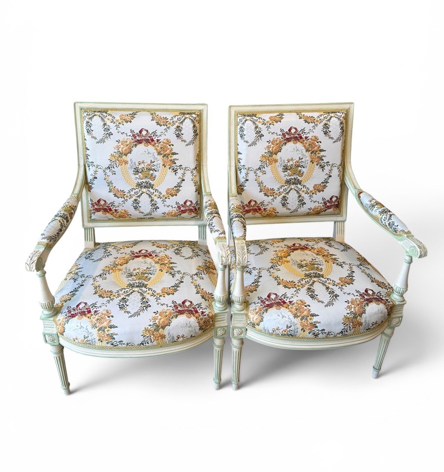 Paire de fauteuils de style Louis XVI en bois laqué – XIXe siècle