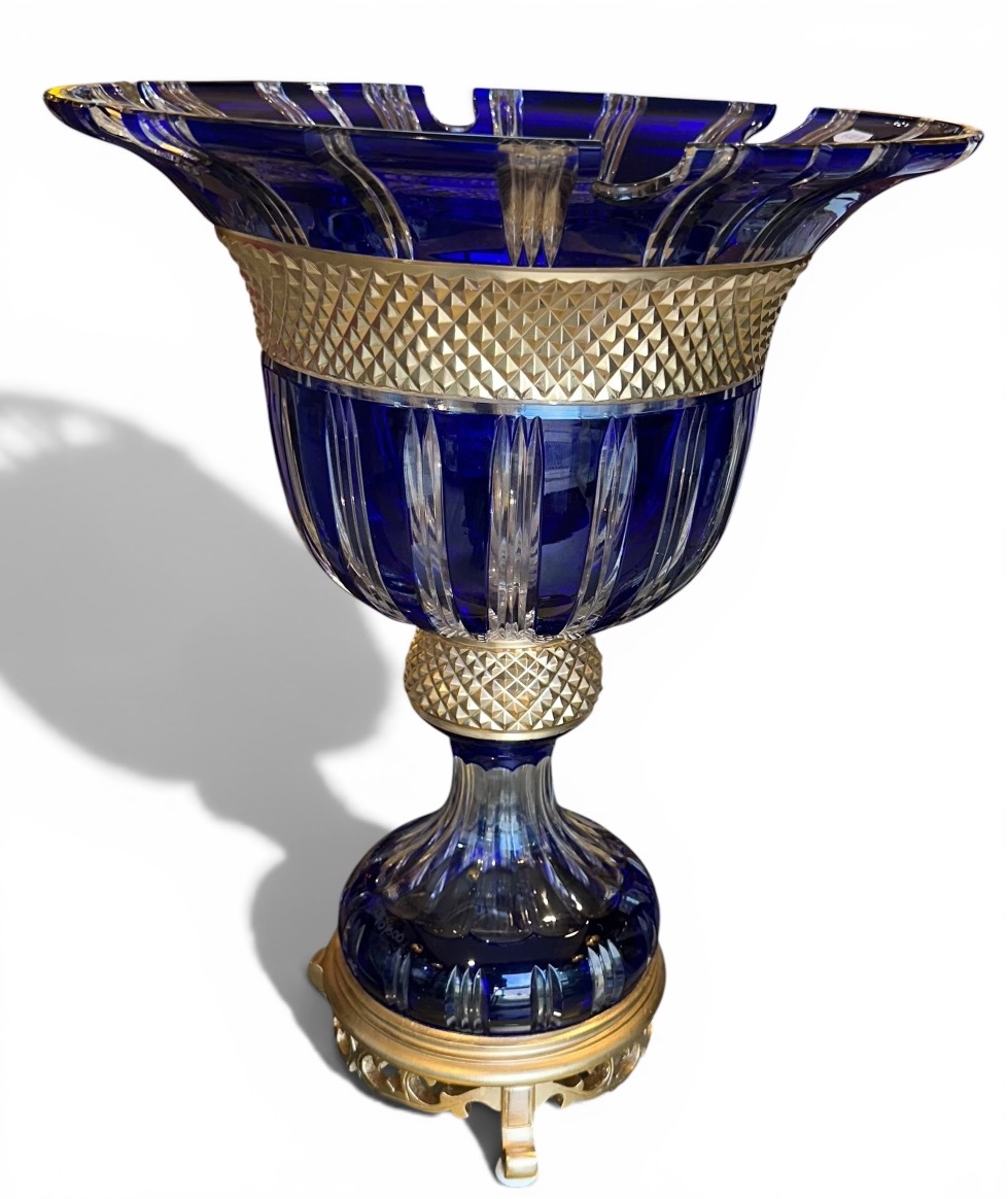 Coupe de centre de table en cristal bleu taillé  doré – XXᵉ siècle