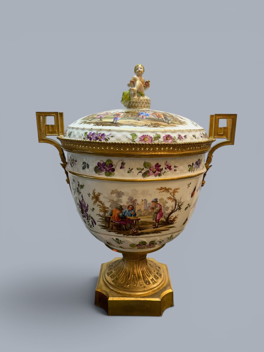 Saxon Porcelain Table Centerpiece 