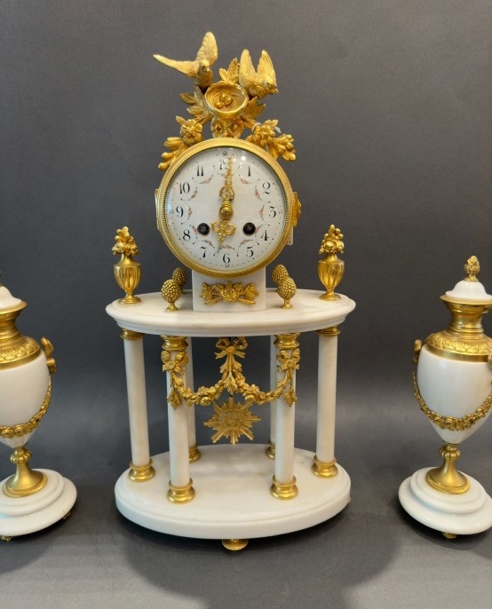 White Marble And Bronze Fireplace Mantelpiece – Clock And Pair Of Vases-photo-2