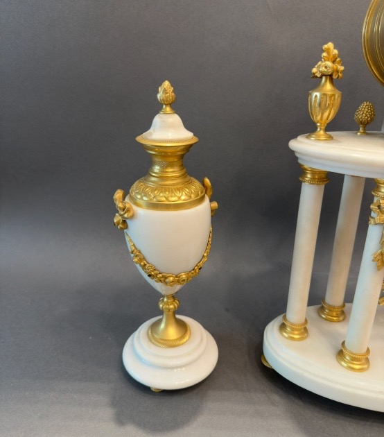 White Marble And Bronze Fireplace Mantelpiece – Clock And Pair Of Vases-photo-4
