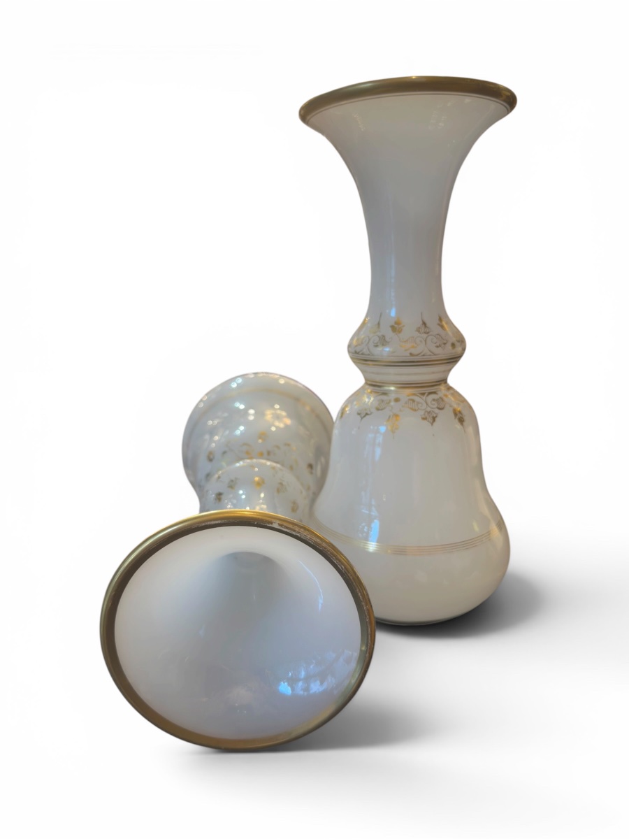 Paire de vases en opaline blanche Baccarat – Hauteur 24,5 cm-photo-1