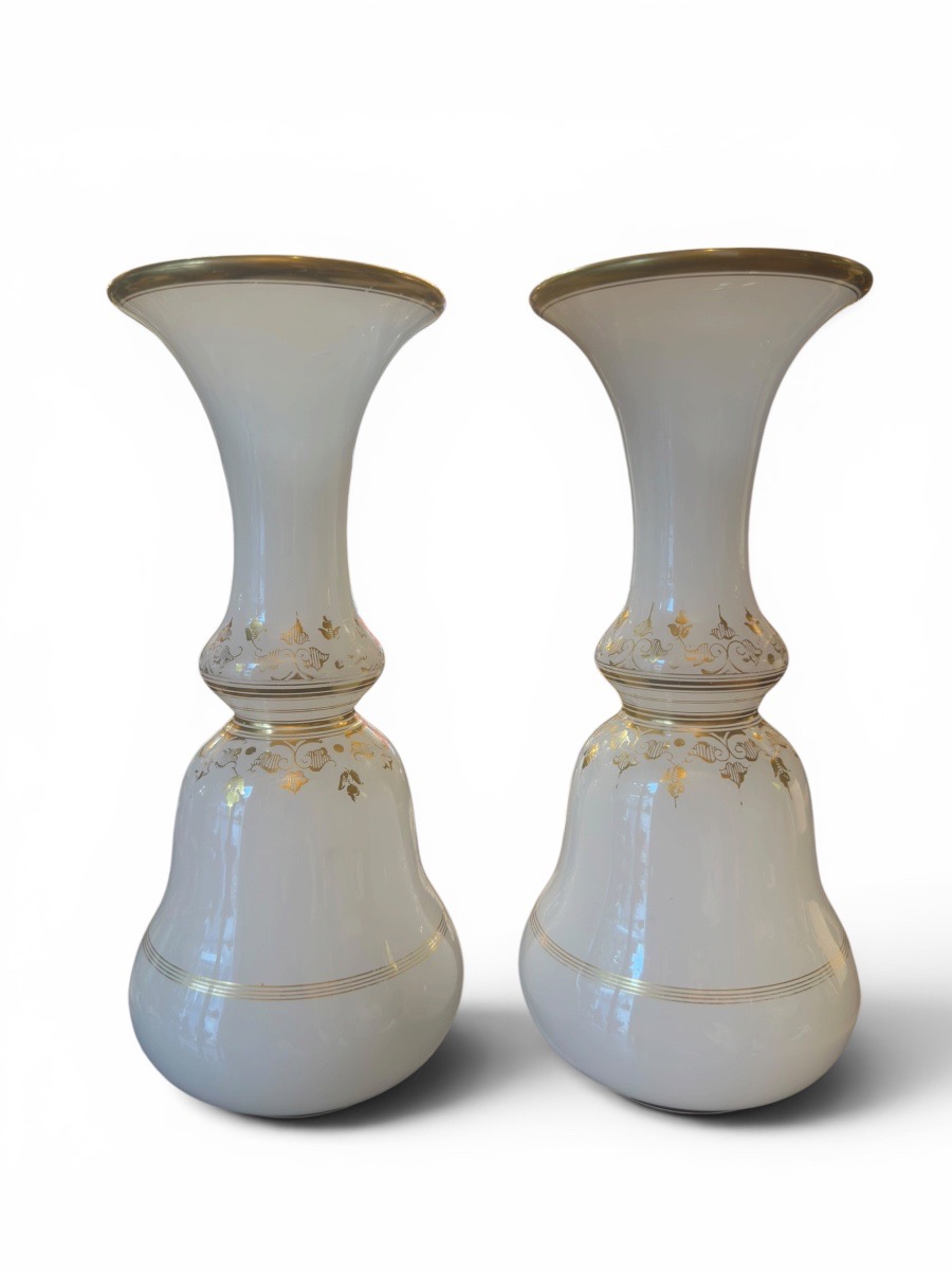 Paire de vases en opaline blanche Baccarat – Hauteur 24,5 cm