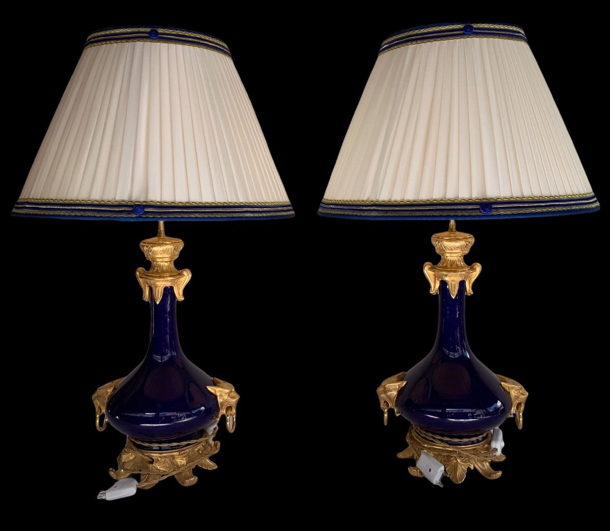 Paire De Lampes En Porcelaine  Bleu Roi