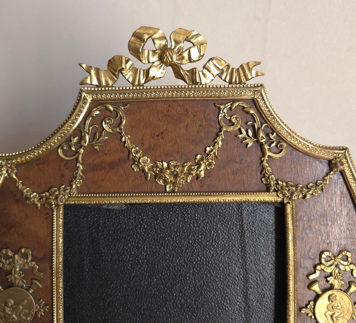 Louis XVI Style Photo Frame From The Early 20th Century With Putti And Flower Garland-photo-3