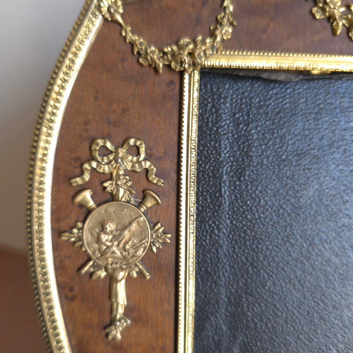 Louis XVI Style Photo Frame From The Early 20th Century With Putti And Flower Garland-photo-4