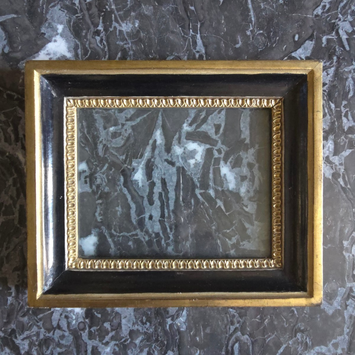Petit cadre début XIXe noir et doré feuillure : 14 x 18 cm