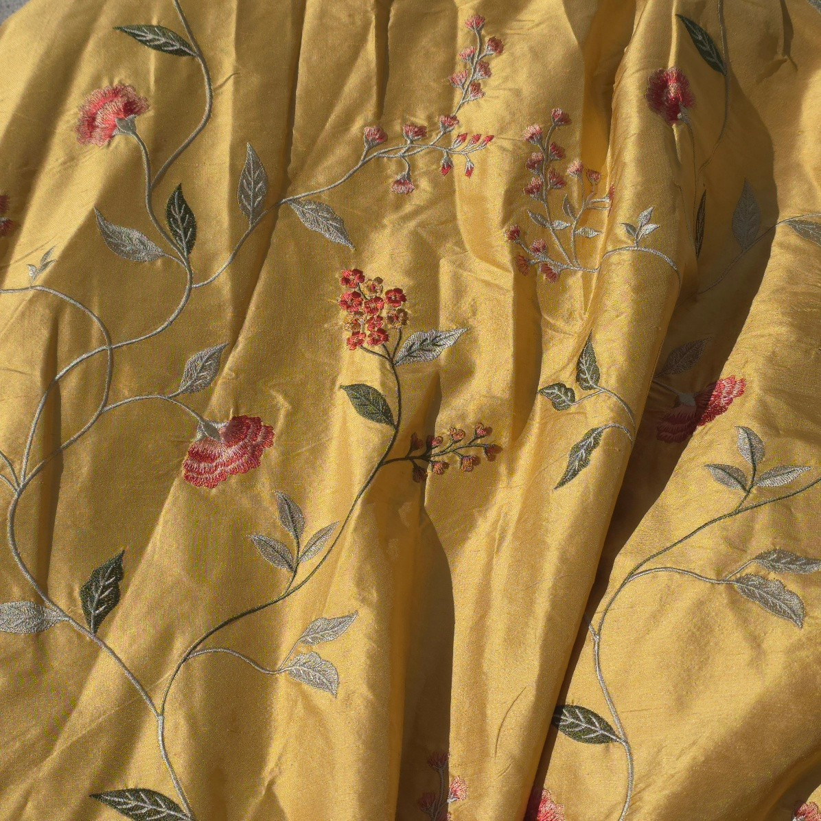 3 Rideaux soie décor de fleurs XXe 80 x 275 cm