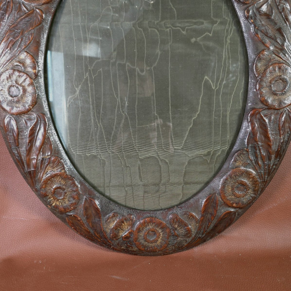 Cadre Art-Nouveau ovale cuir repoussé décor fleurs vue : 39,8 x 29,8 cm-photo-3
