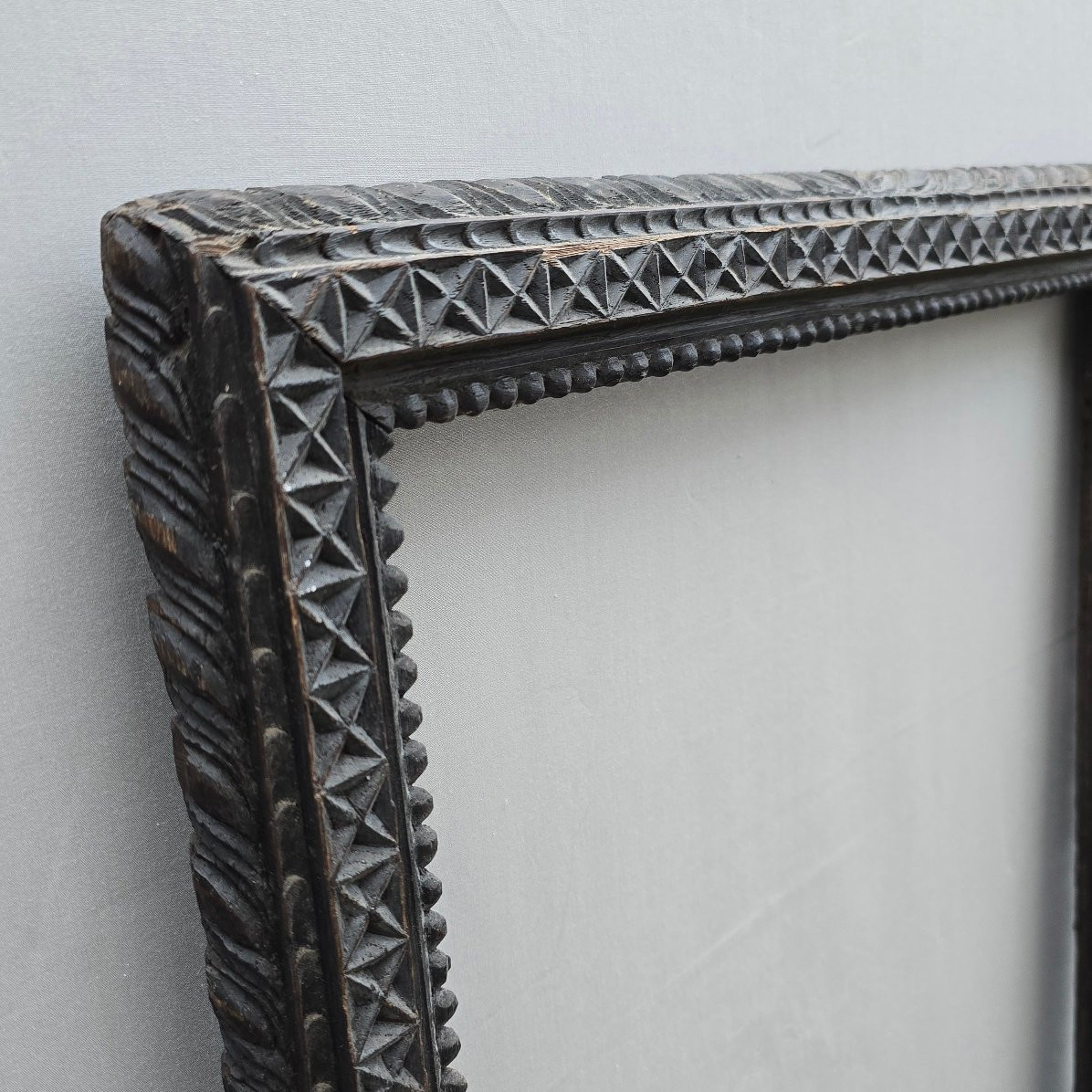 Cadre bois sculpté décor géométrique XIXe feuillure : 37,5 x 54 cm-photo-2