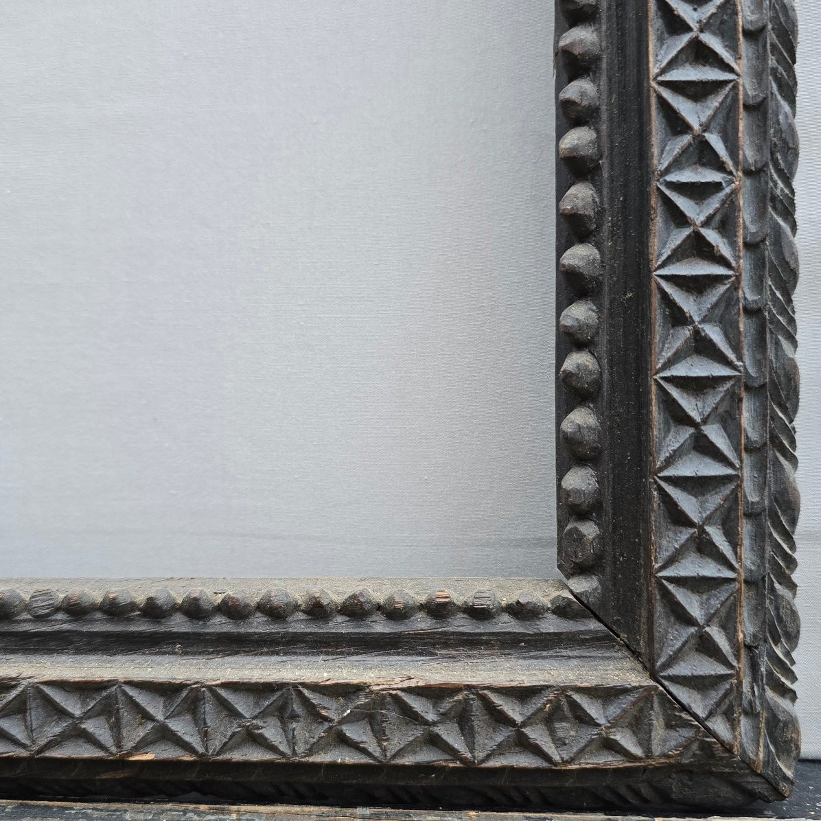 Cadre bois sculpté décor géométrique XIXe feuillure : 37,5 x 54 cm-photo-1